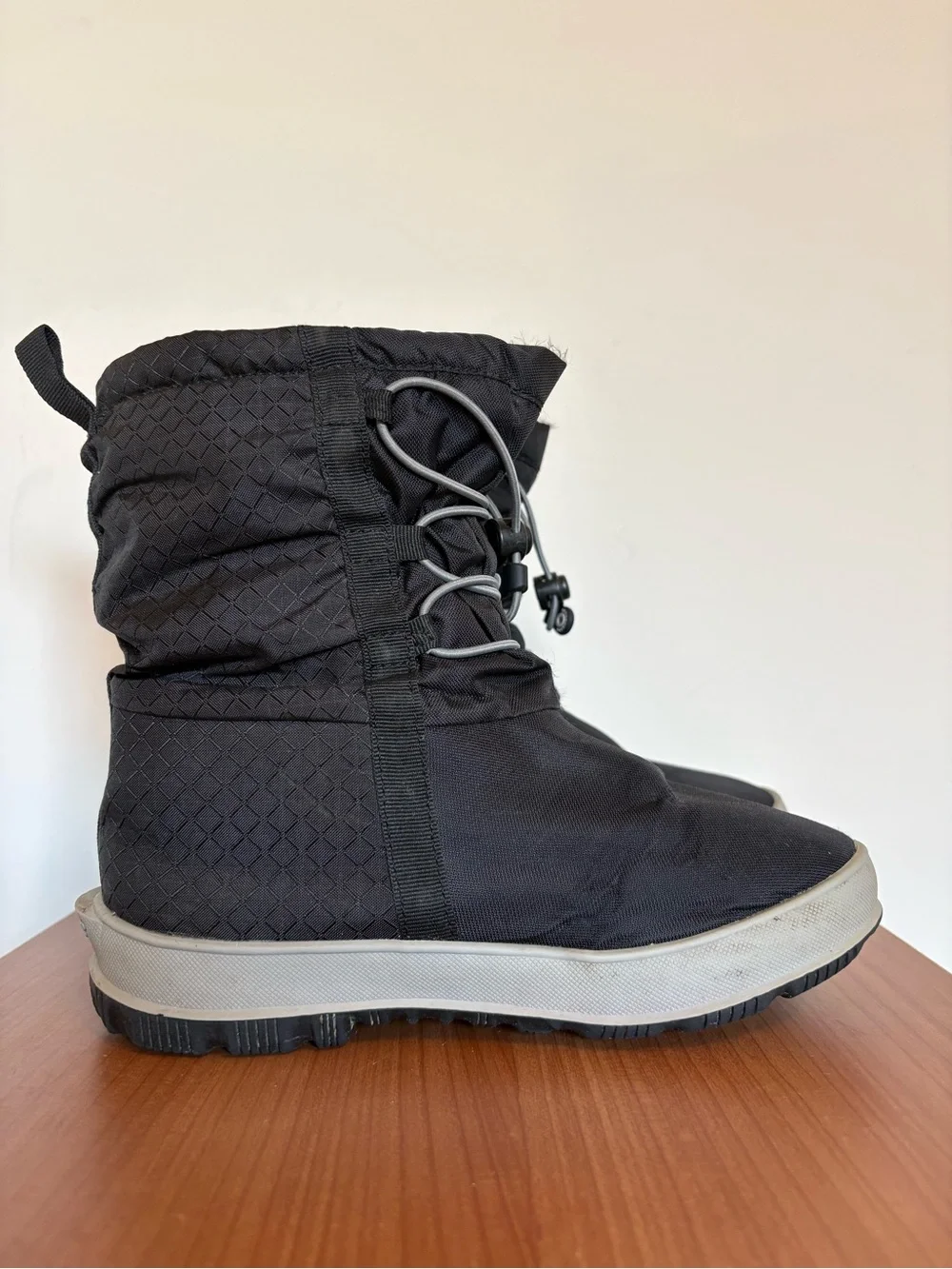 Bogs Kid Snownights Winter Waterproof Snowboots Black Drawstring Youth size 2